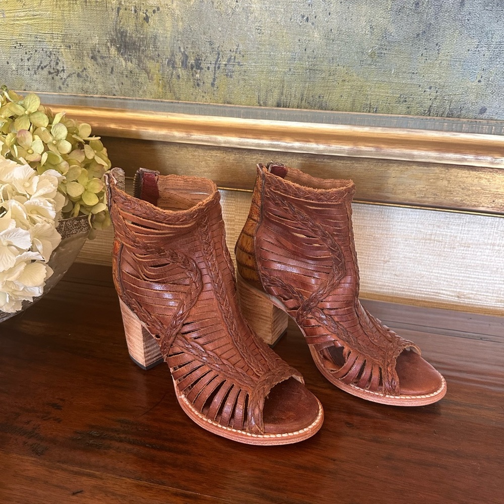 Freebird BELA size 7 bootie sandel.